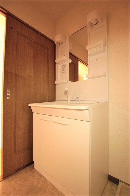 洗面設備　写真は別号室のものです。