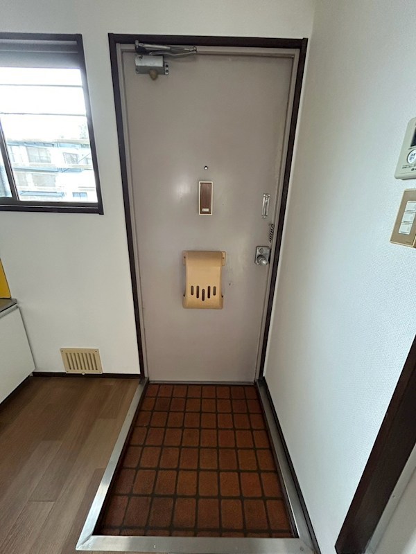 玄関　※205号室の画像です