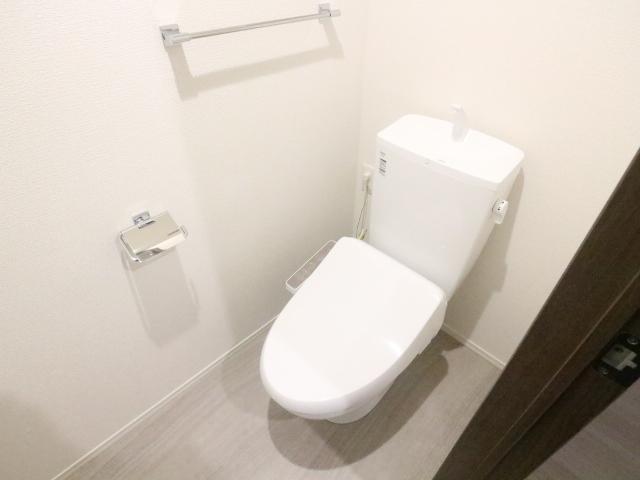 トイレ　落ち着いた色調のトイレです
