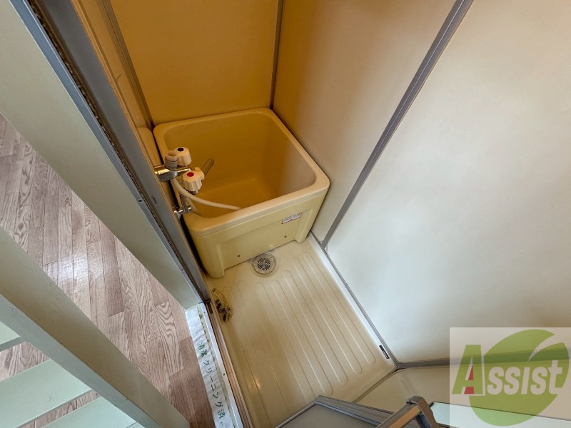 バス・シャワールーム　お風呂です。少し狭いですがシャワーするには十分ですね。