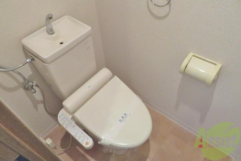 トイレ　バス・トイレ別で温水洗浄便座も付いているので快適に使えます。