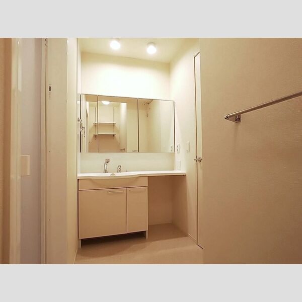 洗面設備　スペースが確保できる洗面所です