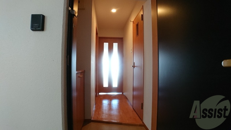 玄関　玄関です。ご覧の通り広々としていますね。