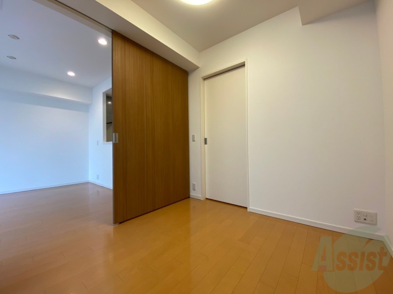 その他部屋・スペース　寝室はこちらです。光が差し込む、温かみのあるお部屋です。