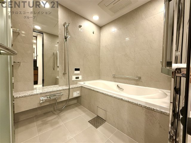 バス・シャワールーム　便利な追い炊き機能、浴室乾燥機付き♪