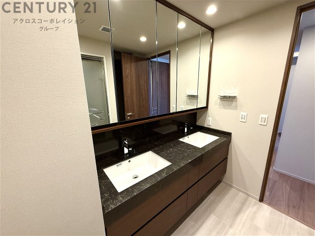 洗面設備　便利で快適なダブルボウル仕様の洗面所♪