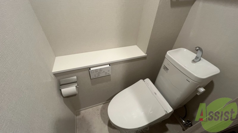 トイレ　トイレです。ウォシュレット機能が付いていて安心ですね。