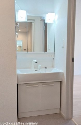 洗面設備　明るい洗面所です