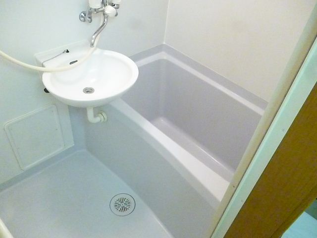 バス・シャワールーム　白を基調とした浴室です。