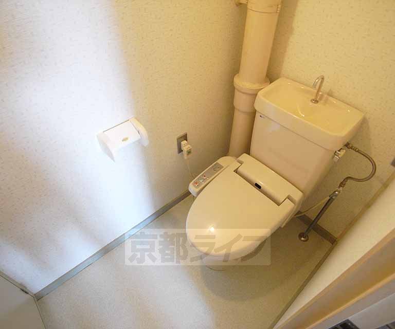 トイレ　便利な収納スペースもあります。