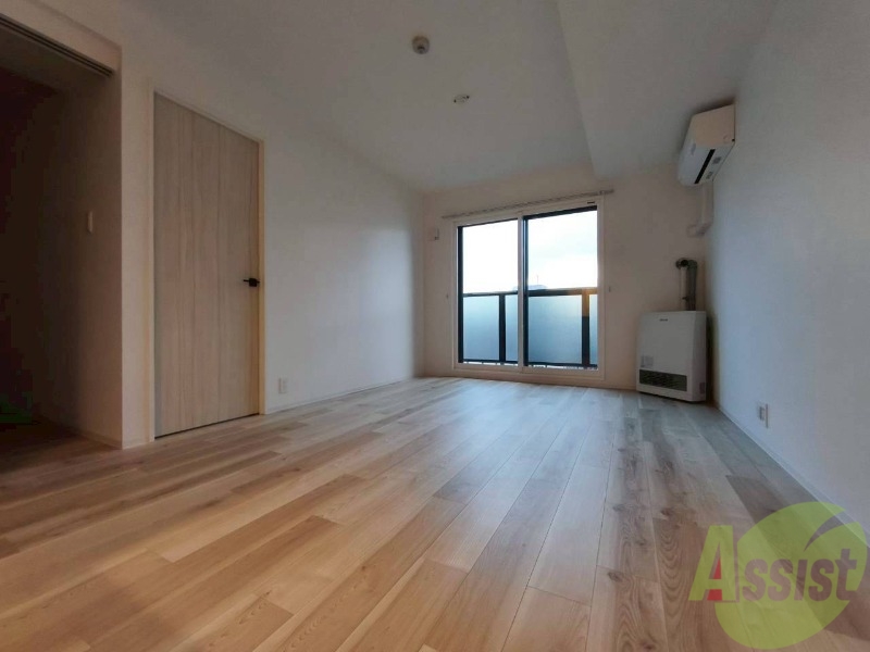 居室・リビング　木目のフローリングは落ち着きのある印象のお部屋になりますね。