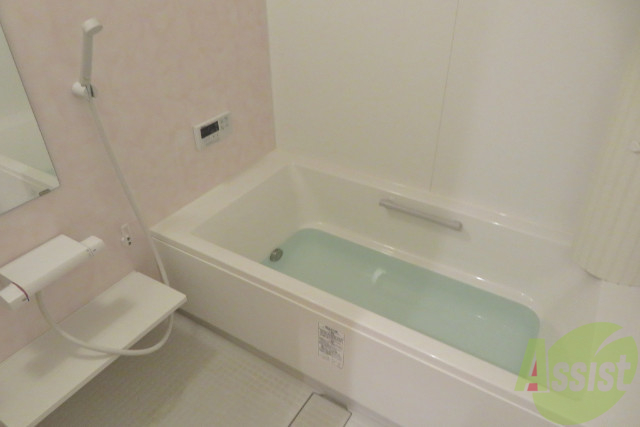 バス・シャワールーム　バスルームは広々としていて一日の疲れも癒せます。