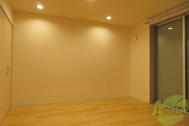 その他部屋・スペース　ダウンライトが良い感じで、スクリーンを置いても良さそうです。