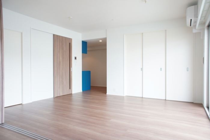 居室・リビング　こちらのリビングで趣味の時間をお楽しみください