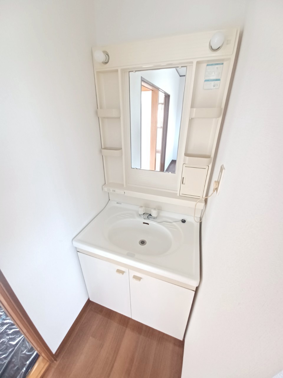 洗面設備　独立洗面台、朝の身支度には欠かせません