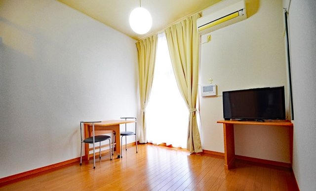 居室・リビング　同物件、別号室のものです。