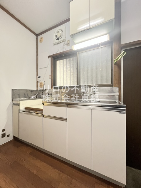 キッチン　キッチンは収納付なので、調理器具など必要な物を収納できます☆