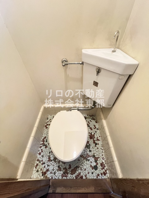 トイレ　白基調で清潔感のあるトイレです♪