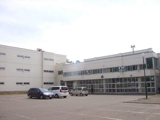 中学校　江別市立大麻中学校（中学校）まで568m