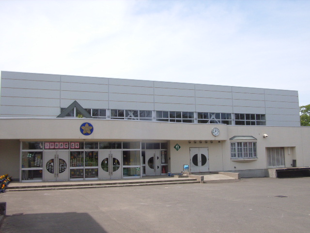 小学校　江別市立大麻小学校（小学校）まで746m