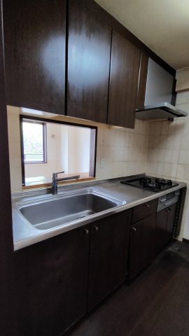 キッチン　3口ガスコンロ付きのシステムキッチンでお料理も楽々！