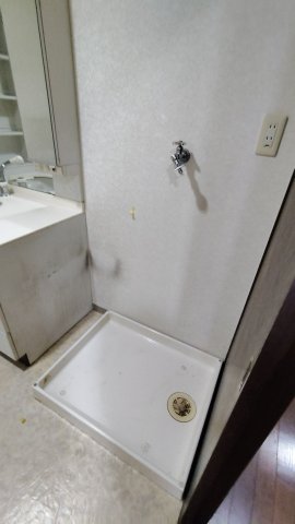 その他設備　室内洗濯機置き場でございます。