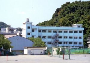 中学校　横須賀市立浦賀中学校（中学校）まで511m