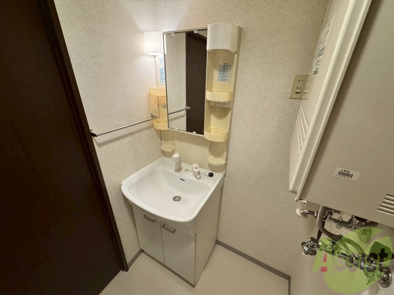 洗面設備　独立洗面台です。大きくてよいですね。シャンプーもできます！