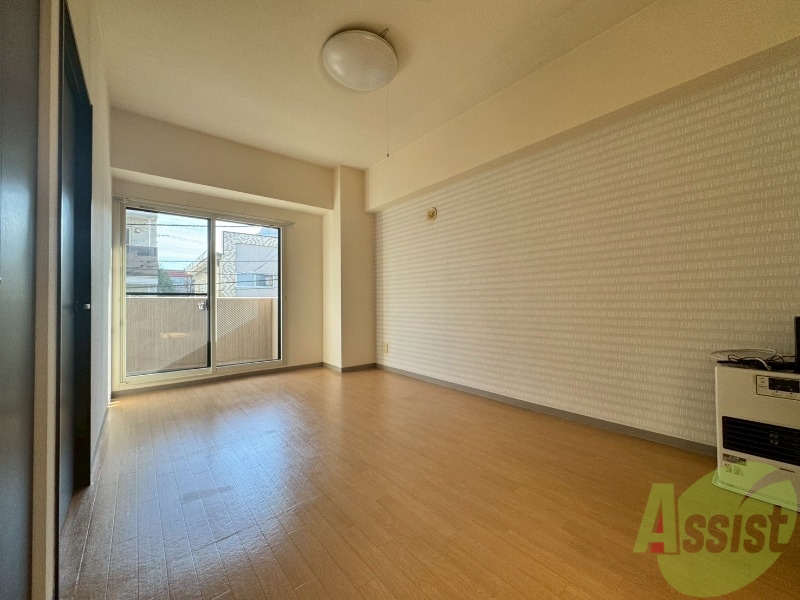 居室・リビング　木目のフローリングは落ち着きのある印象のお部屋になりますね。