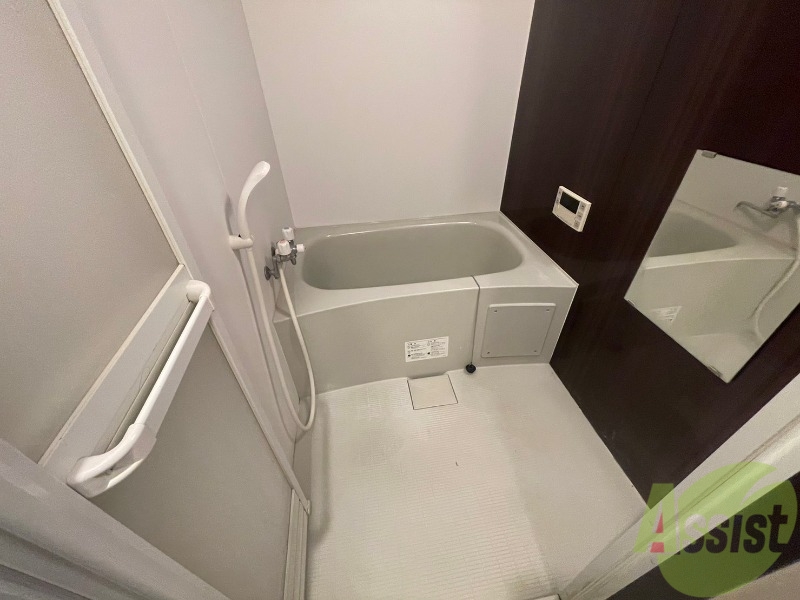 バス・シャワールーム　バスルームは狭すぎず、シャワーも浴びやすそうです。