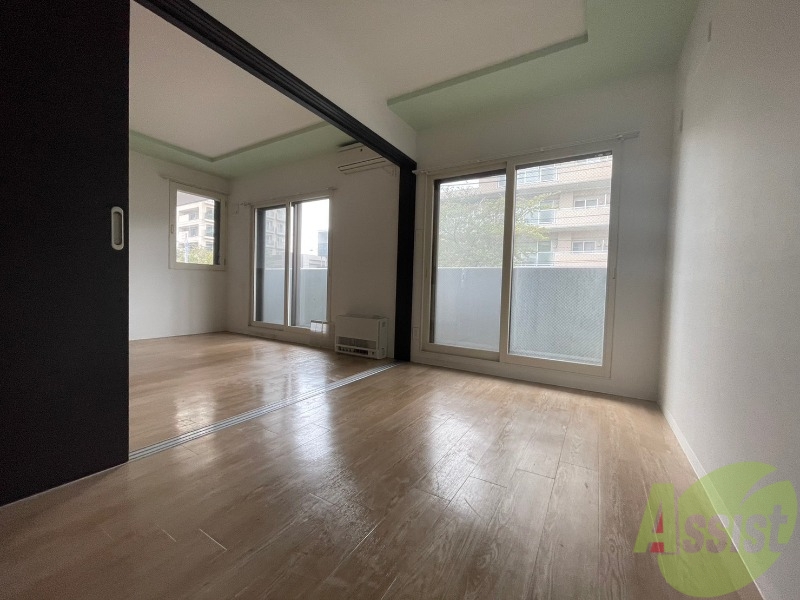 その他部屋・スペース　洋室を撮影しました。日射しがあり明るい印象。