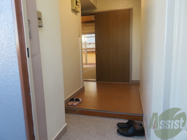 玄関　廊下の様子です。幅も狭くなく、利用しやすいですよ。