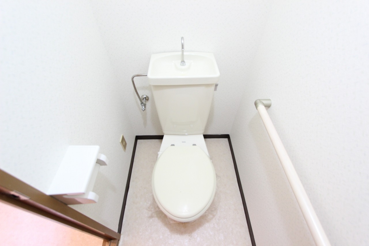 トイレ　別号室の参考写真となります。 現況優先とします。