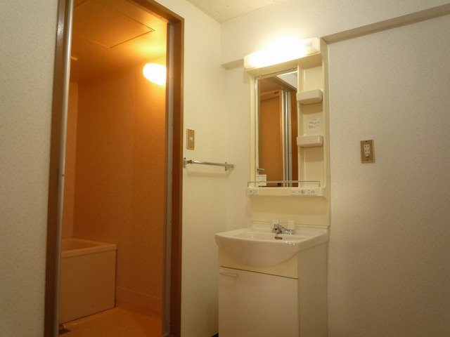 洗面設備　別号室の参考写真となります。 現況優先とします。