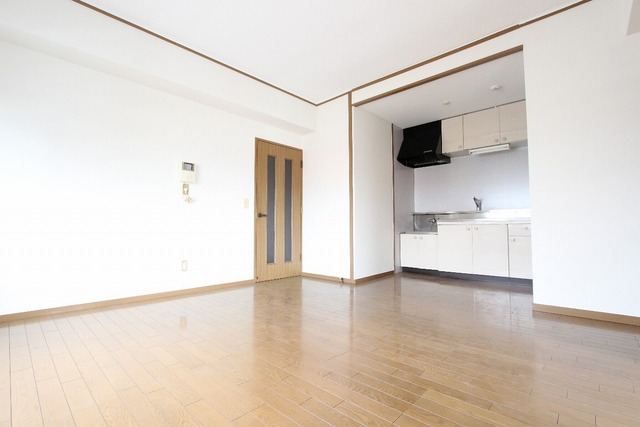 居室・リビング　別号室の参考写真となります。 現況優先とします。