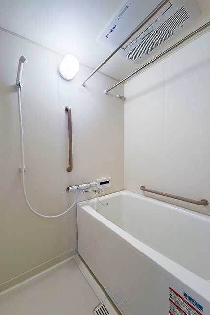 バス・シャワールーム　便利な自動お湯張り機能付きのお風呂、浴室換気乾燥機付きです