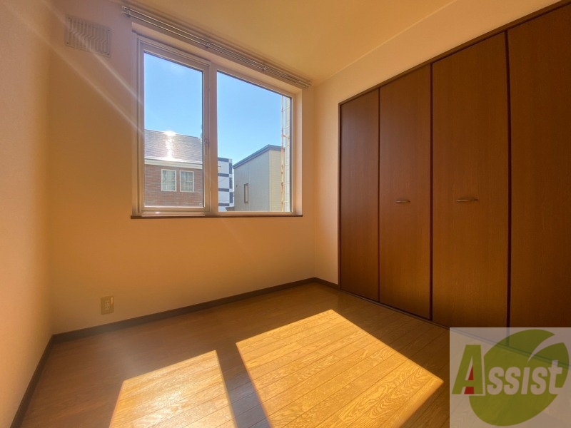 その他部屋・スペース　寝室はこちらです。光が差し込む、温かみのあるお部屋です。