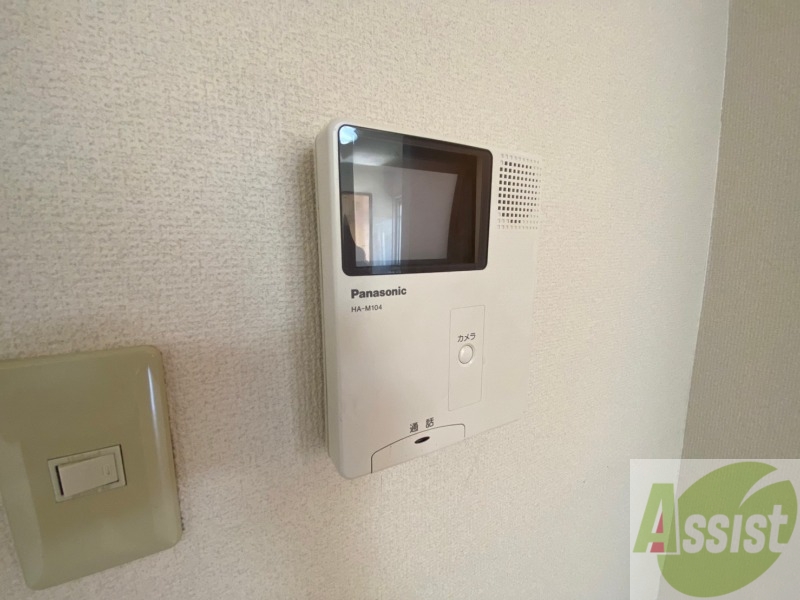 バルコニー　ＴＶモニター付インターホンです。来客者の顔が見えるので安心！