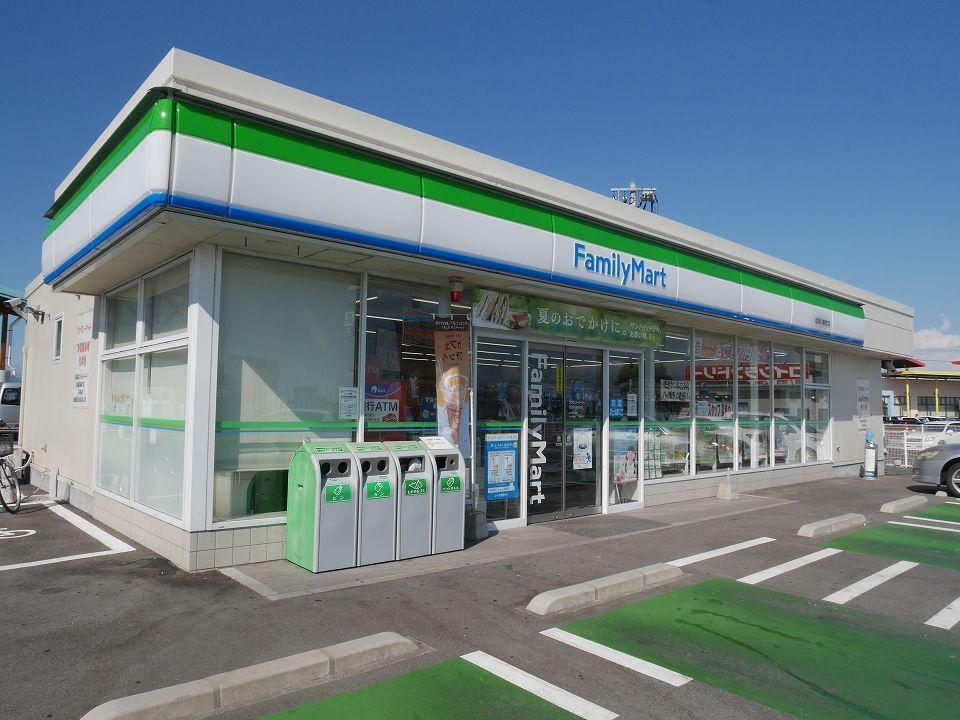 コンビニ　ファミリーマート（コンビニ）まで900m