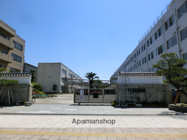 中学校　高槻市立第一中学校（中学校）まで762m