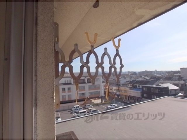 バルコニー　物干し竿を掛けられます