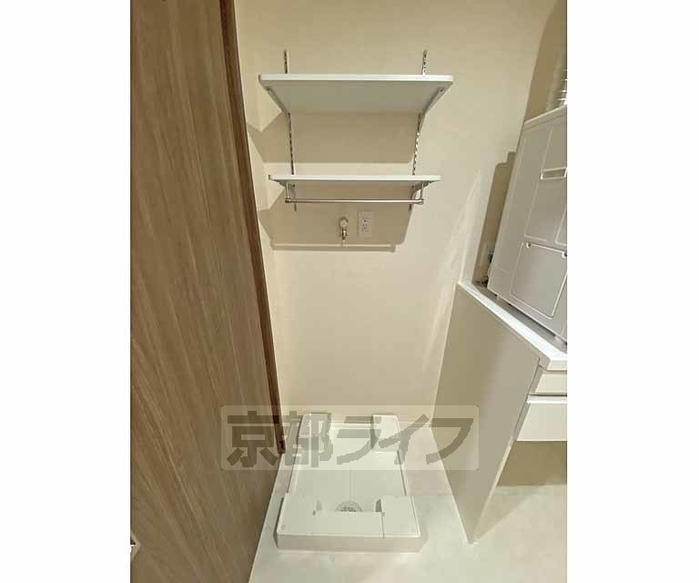 その他設備　便利な可変棚付きの洗濯機置き場です。