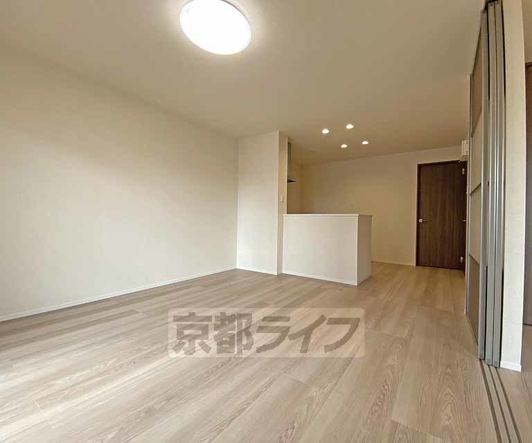 居室・リビング　コンビニ・ドラッグストアが徒歩２分、スーパー徒歩３分の...