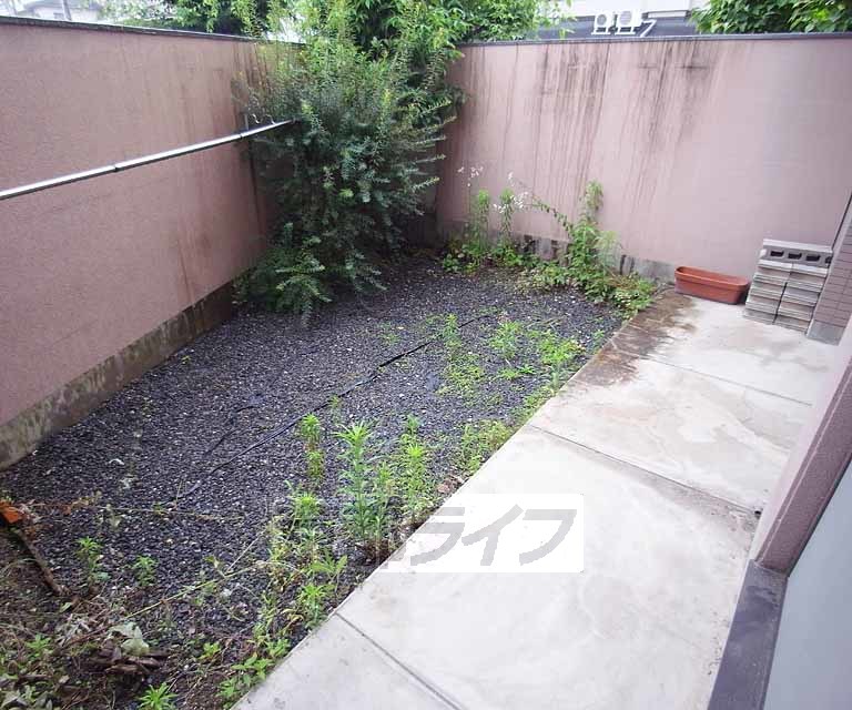 バルコニー　小さなお庭つきです。