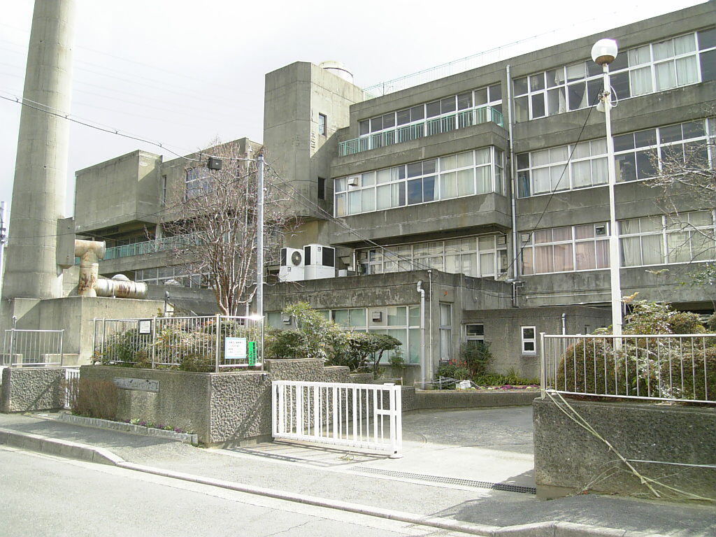 中学校　八尾市立桂中学校（中学校）まで609m