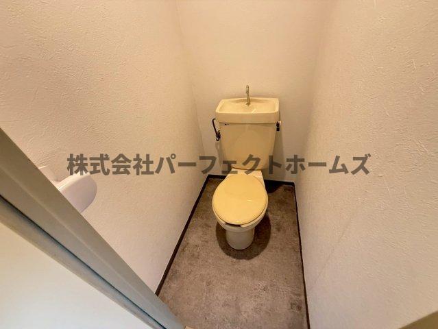 トイレ　落ち着いた色調のトイレです