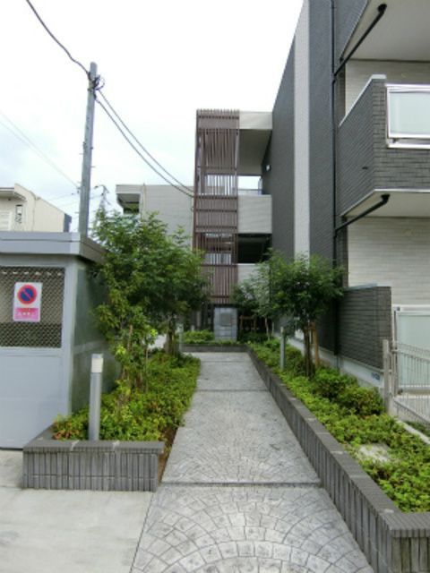 エントランス　落ち着いたエントランスです