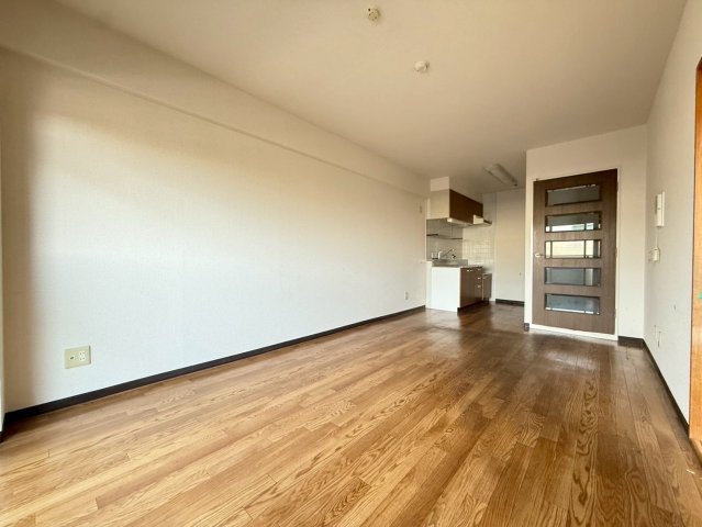 居室・リビング　※別号室反転写真