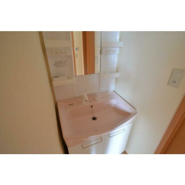 洗面設備　写真は別部屋の為現況と異なる場合がございます