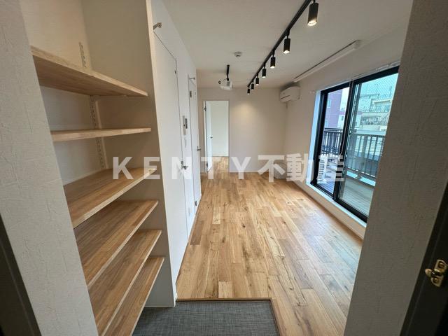 玄関　収納もある玄関です